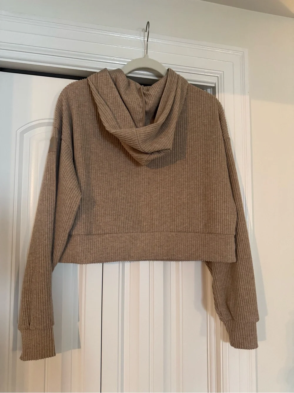 ALO Yoga Muse Cropped Ribbed Hoodie Sweater - Tan